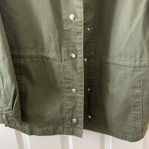 Nine West olive green denim cotton coat. NWT. Medium. Snaps. Cinches. - Picture 2 of 10